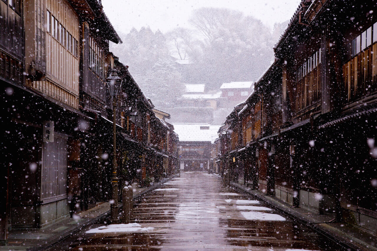 金泽兼六园冬雪中的幽静木质茶屋街