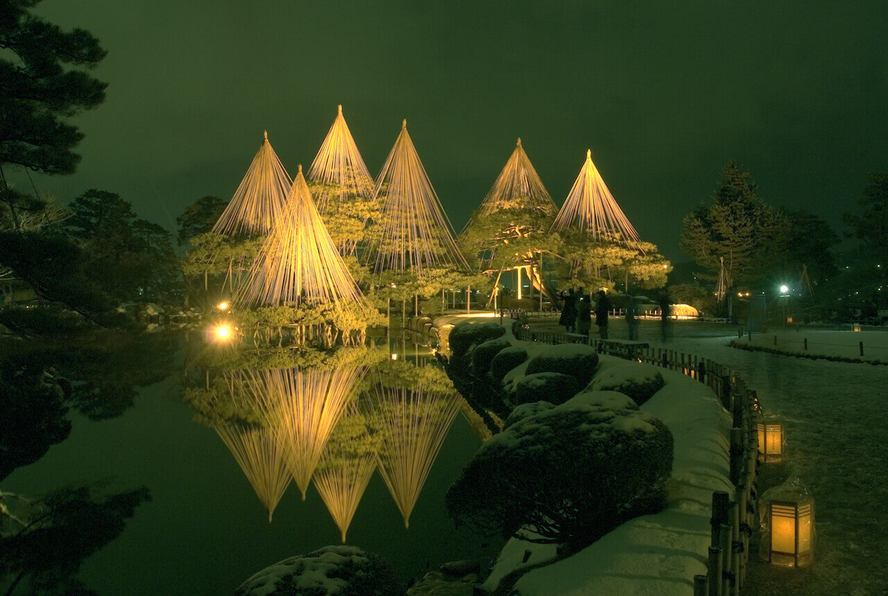 金泽兼六园冬季夜景,雪吊点灯映照池水