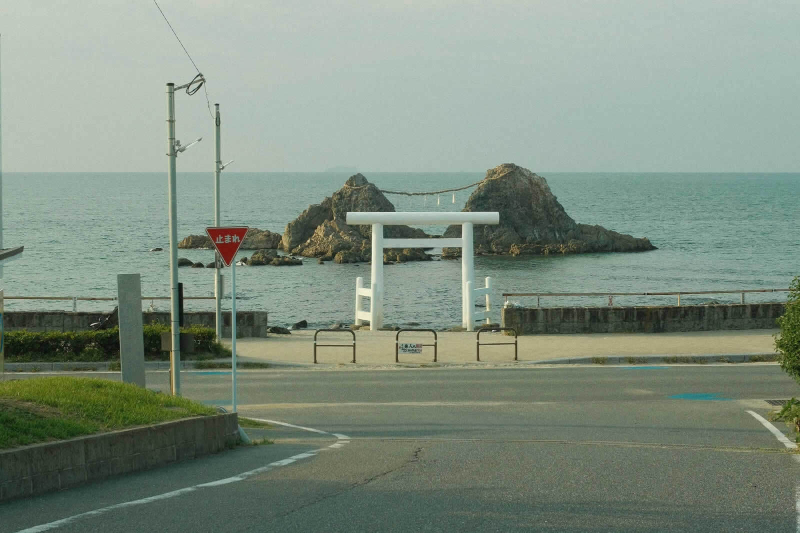 镰仓高校前的海岸道路尽头,可见白色鸟居与远处的夫妇岩