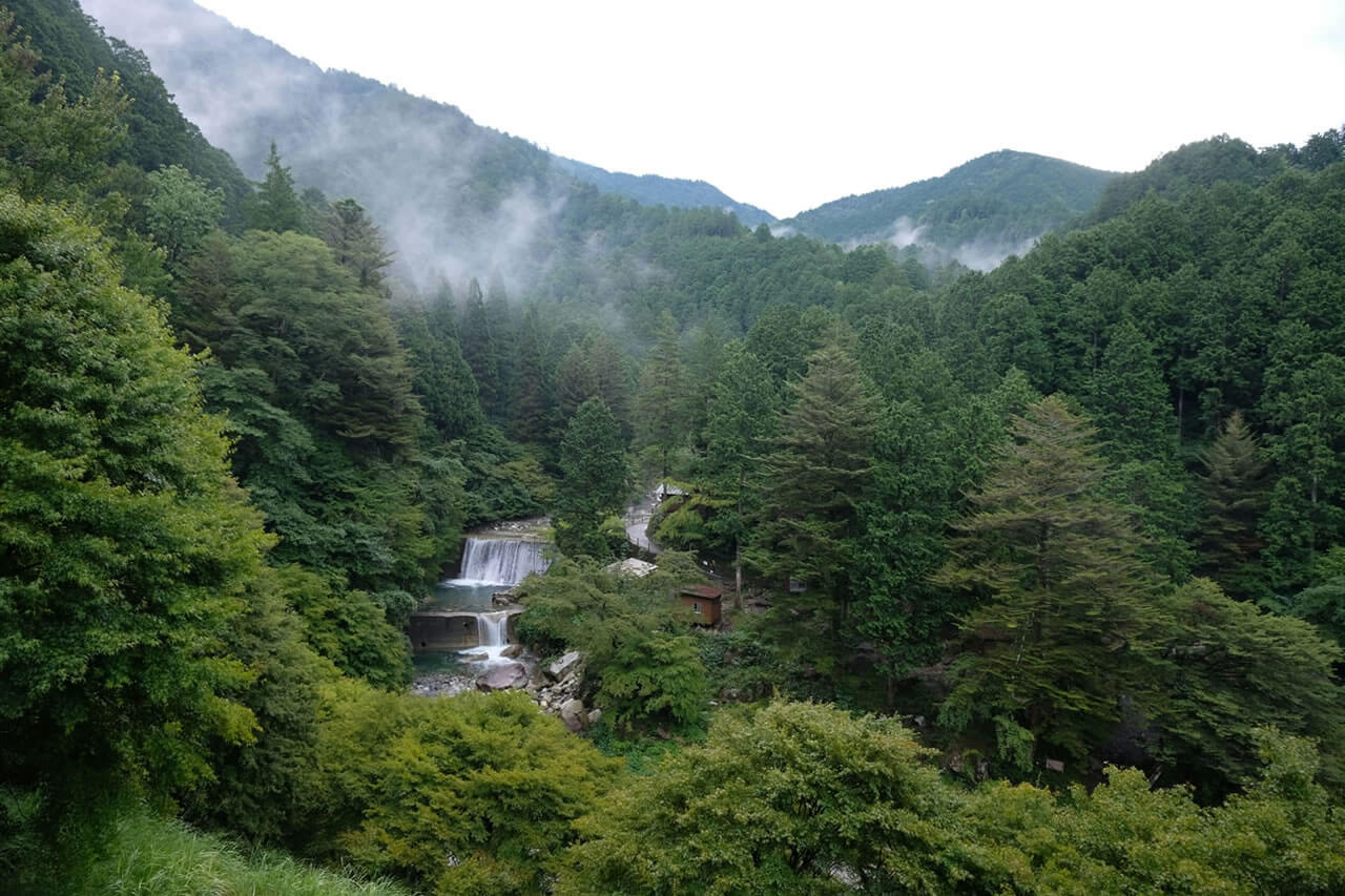 长野山中森林与瀑布,空气清新,适合森林浴疗法